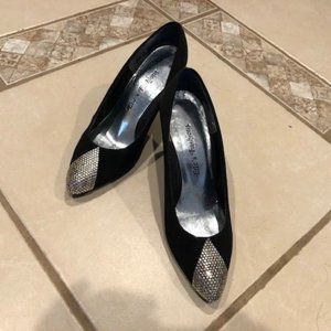 BLACK EVENING PUMP WITH RHINESTONES.